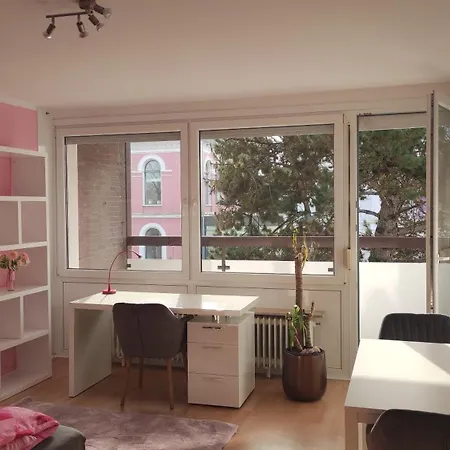 Mit Workspace, Parkplatz, Balkon Und Aufzug Mitten In