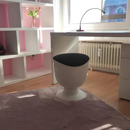 Mit Workspace, Parkplatz, Balkon Und Aufzug Mitten In